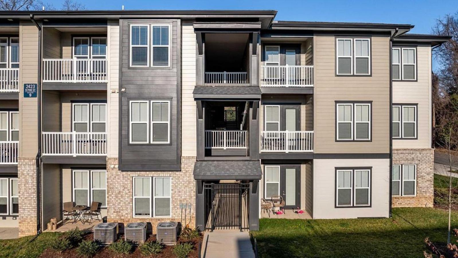 Landing At The Henry - In Northwest Apartment